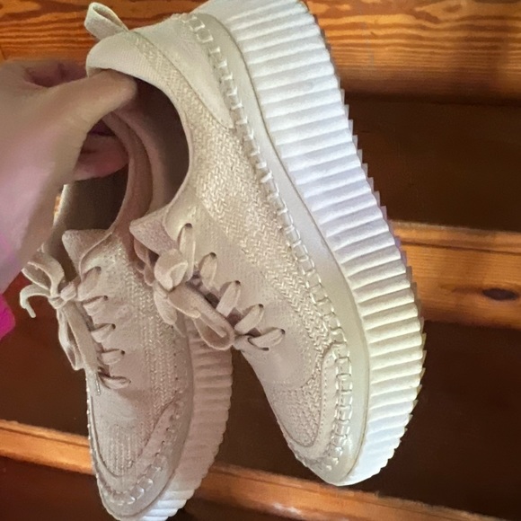 Dolce Vita sneakers. Worn once. Size 8. Perfect condition. - Picture 2 of 6